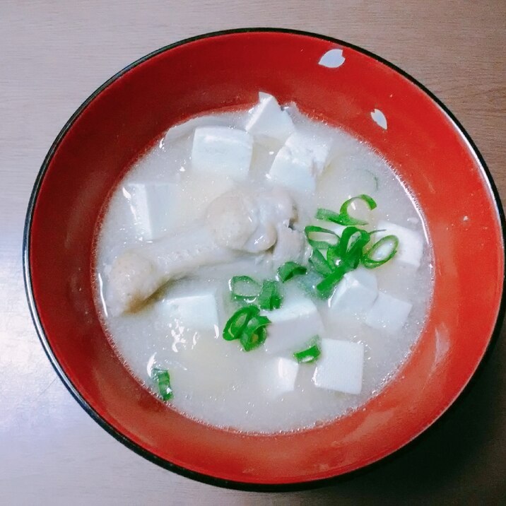手羽元と豆腐の白味噌汁